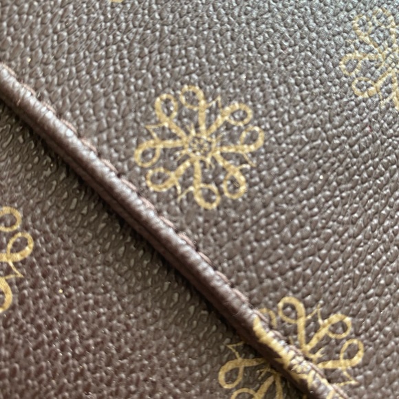 Signature Collection Clutch Wallet - Picture 2 of 6